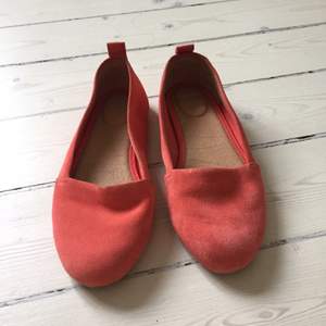 Sandaler från Clarks i äkta läder. Supersnygg rosa färg. Använda en gång och säljes endast pga för små för mig. 