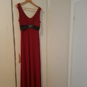  - Nyköpt silk material balklänning, Säljes pga viktnedgång, stretchig material. Nypris 1500 kr. 