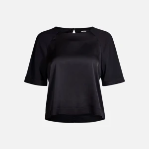  - Helt ny topp/blus i Silkestyg från BikBok. Storlek XS.   Lapp kvar. Nypris 199:-  Frakt kostar 30kr. Samfraktar. Kan mötas upp, använder helst swish.