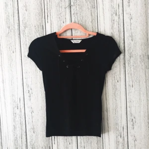  - Croptop med snörning från Miss Selfridge i storlek S. Säljes för 50kr inkl frakt.  Betalning sker via swish.
