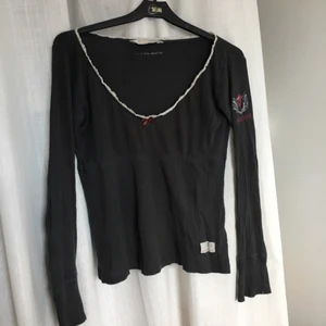  - Jättefin grå/svart odd molly-tröja i modellen 214. Använd relativt många gånger så den är inte i nyskick, men inte trasig eller liknande. 