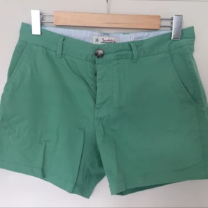  - Storlek 36 Litet märke baktill, därav priset.  Kan mötas upp i centrala Uppsala. Vid försändelse tillkommer frakt. Varan ligger ute på andra sidor/appar också.