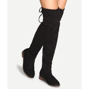  - Snygga svarta knähöga stövlar i skönt material. Aldrig använda. 