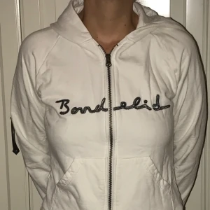  - Vit Bondelid tröja med huva. Bra skick