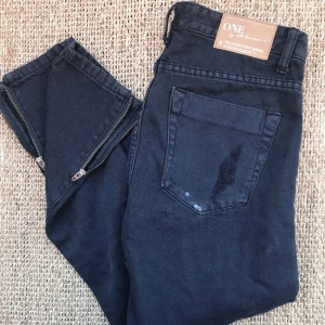  - Jeans från One Teaspoon (helt oanvända, endast prövade) säljes pga fel strl