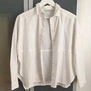  - Boxig skjorta med slits på båda sidorna. Använd en gång🌸Säljer en likadan fast randig