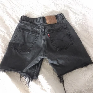  - Levis avklippta shorts i grått, märkte som 28 men skulle säga att de är mer 26/27 80 kr pp/ mötas i Sthlm 