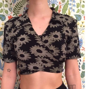  - BLOMMIG knit-blus som är svart med gråa blommor.  Så fin och ovanlig 🦇