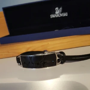 Perfekt present - EN FIN PRESENT / LEATHER BRACELET (1085196)  A sleek and stylish bracelet designed specifically for men .Helt ny/inget öppet köp/fri frackt