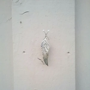  - 🕊 Hänge i formen av vinge, tippar på bra beläggning då den skött sig bra i färgen de åren jag haft den. 🕊