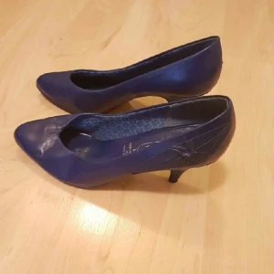  - Superfina blåa 60-tals skor, sparsamt använda. 5 1/2 -motsvarar storlek 38. Äkta läder, mkt bra kvalité! 