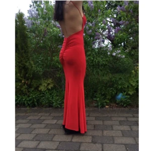  - En jätte fin klänning ifrån Rebecca Stella. Köpte den för att tänkte ha den på min bal, men säljer nu för att jag hittade en annan klänning, alltså har jag aldrig använt den. Original priset var 699kr men säljer den nu för 600kr. Bara skriva för fler frågor eller bilder☺️