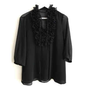  - Helt oanvänd blus från Zara med volanger och något transparant tyg i ryggen. 