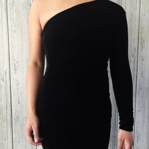  - One shoulder klänning från Bik Bok, slutar ovanför knäna. Säljes för 80kr inkl frakt. 