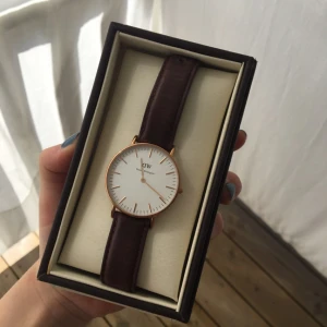  - Jättefin Daniel Wellington klocka med rosefärgat ur med brunt läderband - nypris 1599:-   Detta är den mindre versionen dvs 36 mm. Kan mötas upp i Växjö eller skicka om köparen står för frakt