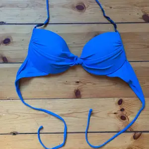 Kornblå bikinitop.