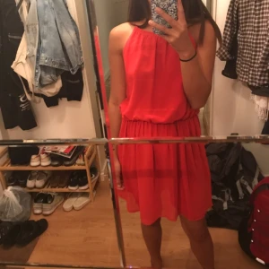  - Jättesöt klänning från Mango som köptes förra sommaren. Har knappt använt den, så den är så gott som ny. Spaghettiband.