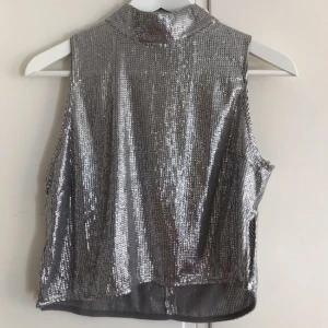  - Snygg glittrig magtröja från Gina tricot använd ett fåtal gånger