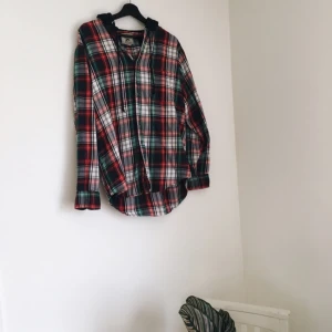  - Världens mysigaste skjorta med luva från Beyond Retro. Ena dragskon saknas och den har en lös metallplutt som ska sitta runt hålet snöret går in i (bild 3). Fraktar mot betalning eller möts upp i Uppsala🕊