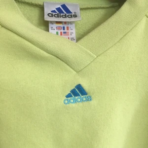  - Superfin croppad adidaströja, köpt här på Plick men storrensar garderoben och den har inte använts tillräckligt! 