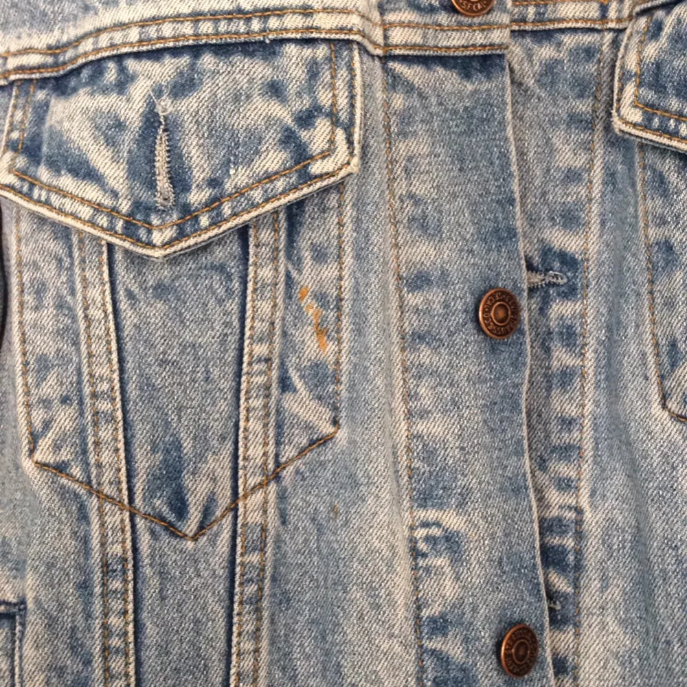 En vintage Levis jeansjacka! Bröstfickor, sidfickor och perfekt jeansblå En liten fläck på ena bröstfickan, perfekt ställe för en pin . Jackor.