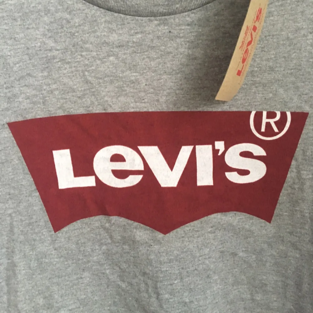 Helt ny oanvänd Levis t-shirt. Lite skrynklig på bilden då den legat i sin påse. Säljes pga för stor för mig, nypris 300kr. . Skjortor.