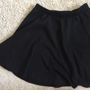  - Svart kjol. Plus frakt. Betalning via swish. 