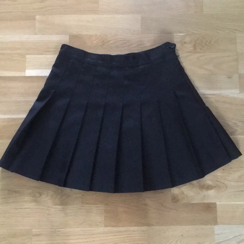 American apparel tennis skirt in black. Great condition . Kjolar.