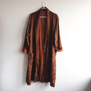  - Suuuupercool skapelse! Kan användas som kimono/morgonrock/jacka beroende på stil! Tyget kan beskrivas som siden. Lite slitet i sömmen vid nacken men ingenting som syns. 
