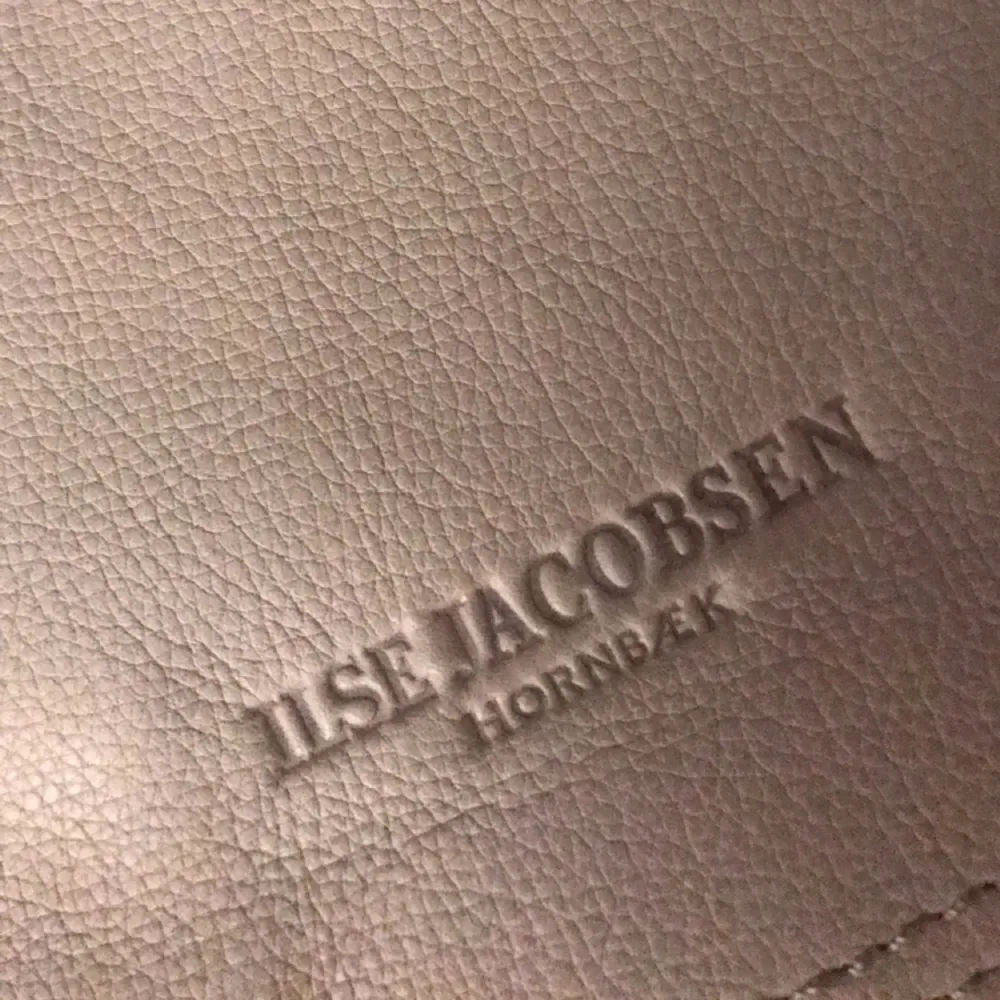 NU 750kr (-200kr)  Ilse Jacobsen. Beige rymlig handväska i äkta skinn.  Aldrig använd.  950kr + ev. Frakt. Väskor.