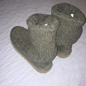  - Stickade UGGS. Jätte mysiga och bra skick. Nästa aldrig använda 