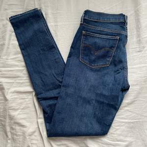 Levis 710 super skinny i strl W28 L32. En fin lite varmare blå färg och jeansen sitter så snyggt på! Jeansen är i bra skick.