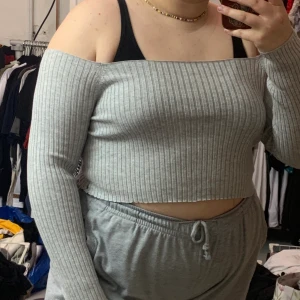 tröja - grå off shoulder tröja som jag själv croppat sjukt mjukt material! 