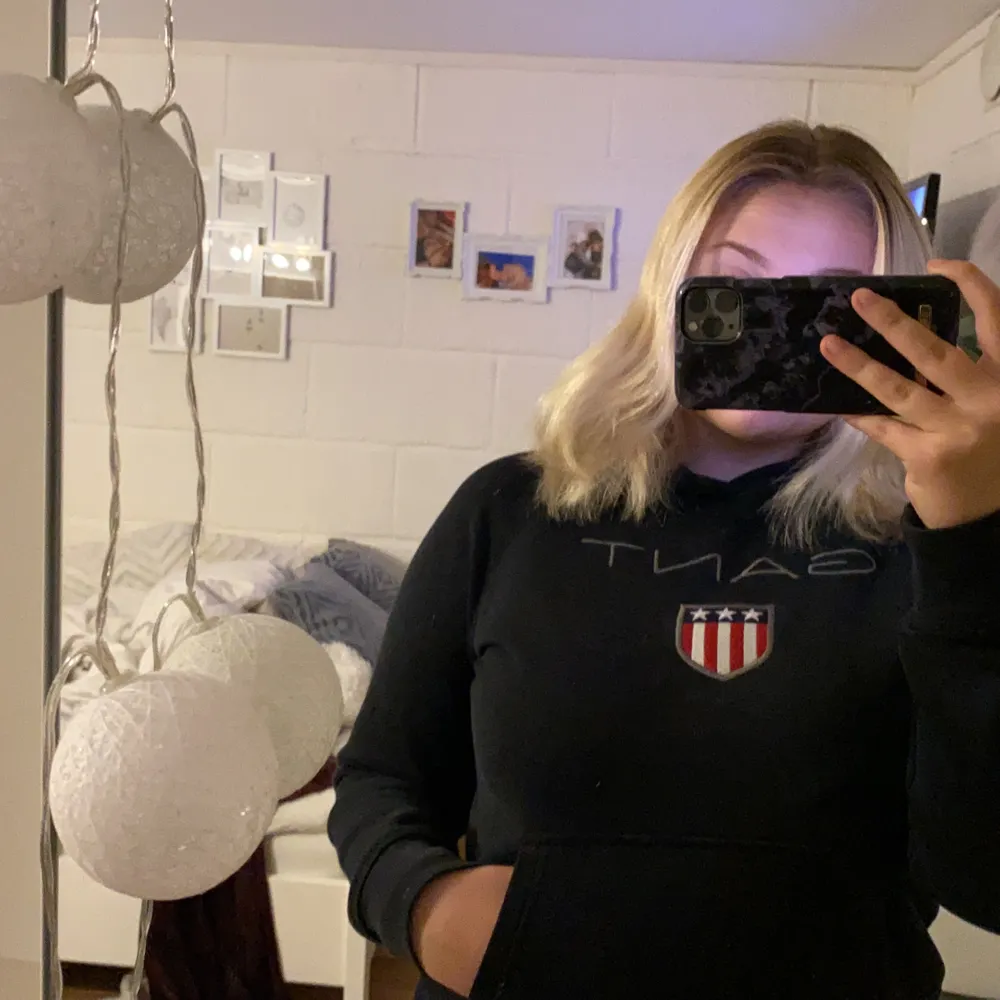 Säljer denna svarta GANT hoodie pga att jag inte använder den längre. Den är i bra skick. Hoodies.