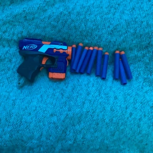 Nerf pistol  - Jag säljer en nerf pistol med 13 skott.Den kommer inte till andvändning längre så att jag säljer den här.