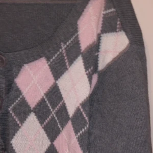 rutig kofta - gullig rutig kofta som tyvärr inte passa så bra på mig. skulle uppskatta till en M-L men skulle nog sitta bra på mindre storlekar som oversize kofta ganska tjockt stickat material. frakt ingår:)