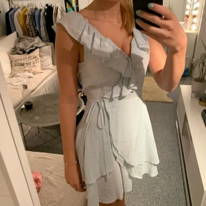 Zara klänning - Ljusblåvitrandiga klänning från Zara, nypris 500kr. Använd 2ggr. 