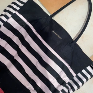 Victoria Secret väska  - Köpt på Victoria Secret i Göteborg, det får plats mycket i väskan , använd 2 gånger.