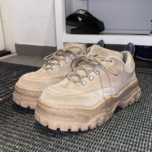 Eytys Angels 39 - Säljer dessa superfina Eytys Angels i stl 39 då de inte kommer till användning längre. Använda men i fint skick! ❤️:) Kommer inte att sänka priset ytterligare. (600 för de beiga, 700 för de gråa) Finns att hämta i Bromma (Stockholm) annars står köpare för eventuell frakt. ❤️ BEIGA ÄR SÅLDA