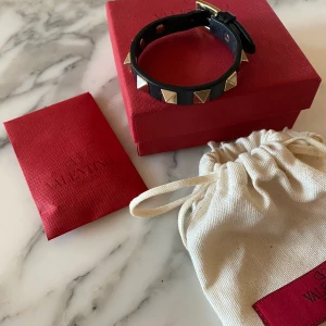 Valentino armband - ❤️ Svart armband från valentino. Orginallåda, kuvert, påse samt extranitar finns med. Dvs allt som jag fick när armbandet köptes. Köpt på Nathalie Schuterman ❤️
