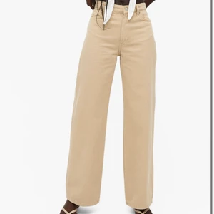 Beiga jeans - Byxorna jag säljer är i storlek 28 men passar även 26 och 27, jag är 168 och dom passar perfekt i benen. Dom är använda en gång  och jag köpte byxorna för 400 och säljer dom för 300+frakt. Köpte byxorna på monki.com. 💖