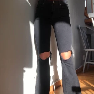 Svarta bootcut jeans - Ett par jätte fina och sköna bootcutjeans🤩 kommer ifrån Dr denim och i väldigt bra skick💕