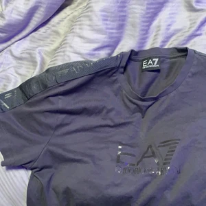 EA7 emporia armani - En grå aktig EA7 emporia armani t-shirt, använd 1-2 gr därför säljer jag den! Köptes för 649kr på jd sports i Stockholm 