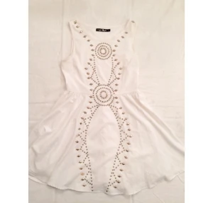  - Snygg klänning med guldiga pärlor letar nu ägare. Från Australien och använd någon enstaka gång
Passar S och M 