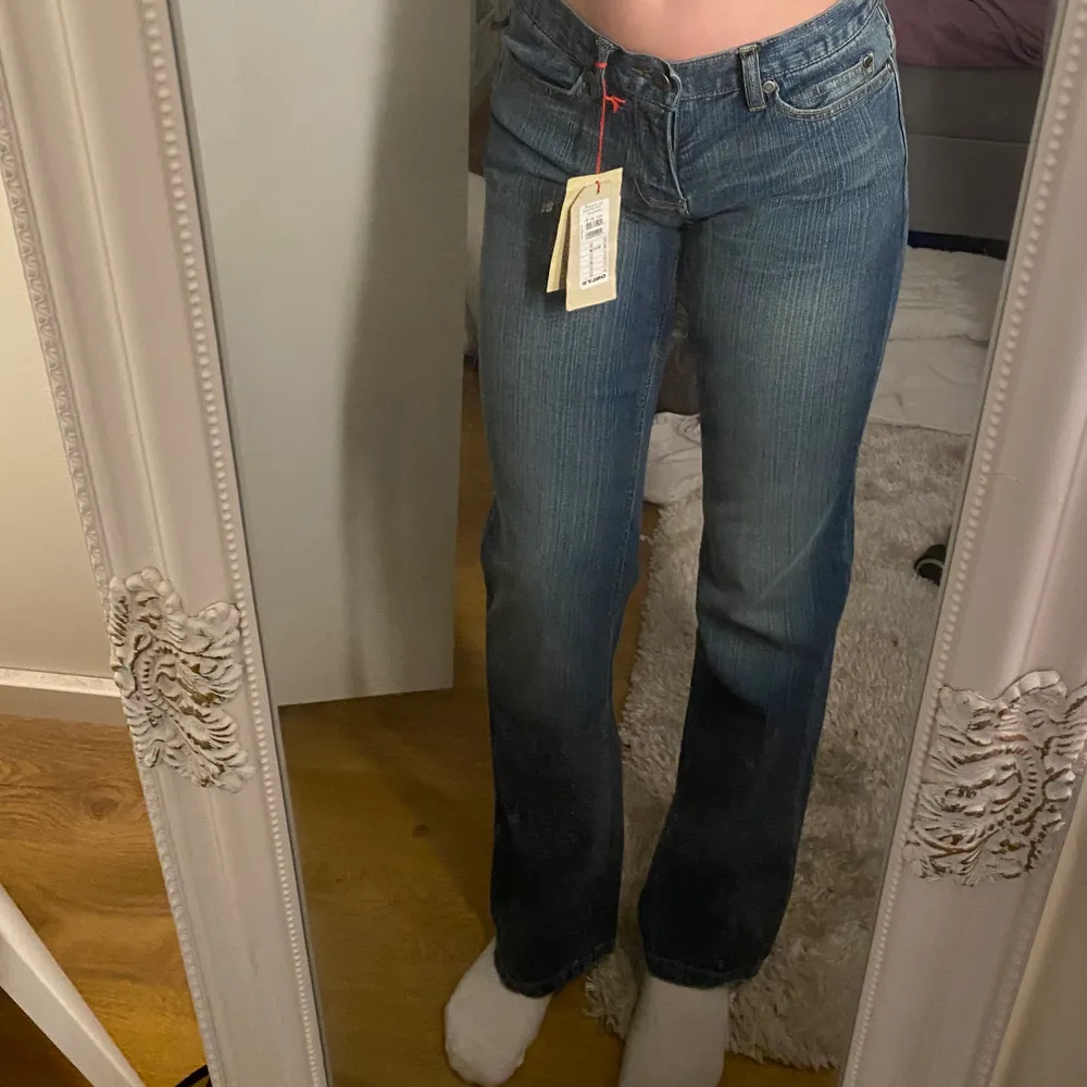 ett par jättefina lågmidjade jeans som ja säljer pågrund av rensning och har för mycket jeans för tillfälligt🥺🥺 så måste därav tyvärr sälja💕 jeansen är tighta vid låren och lösare lägre ner, som bootcut jeans💕 de är helt nya och har till och med prislappen kvar! oklart vilken storlek det är men jag har vanligtvis Xs/S! Buda i kommentarerna💓💓. Jeans & Byxor.
