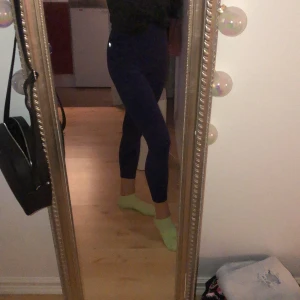 Fabletics träningstights strl S - Jättefina träningstights från märket fabletics. I färgen marinblå och som har en fin ljusblå detalj där bak. Jättebekväma och sitter på sin plats. Oanvända. Säljer för att jag ska kunna köpa några andra byxor som troligtvis kommer komma till mer använding.