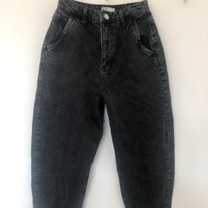 Jeans Gina tricot  - Jätte bra kvalitet på jeansen. Stork 34 och modellen är mon jeanse