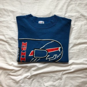 Vintage Sweatshirt  - Blå vintage sweatshirt med trycket Buffalo Bills. Cond 7/10