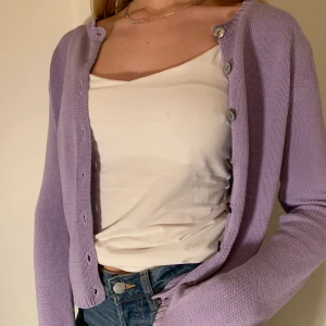 Kofta - Såå gullig lila kofta köpt på second hand💜💜💜, den är i storlek S men relativt liten i storleken. Pris går att diskuteras och jag kan mötas upp i Stockholm💓