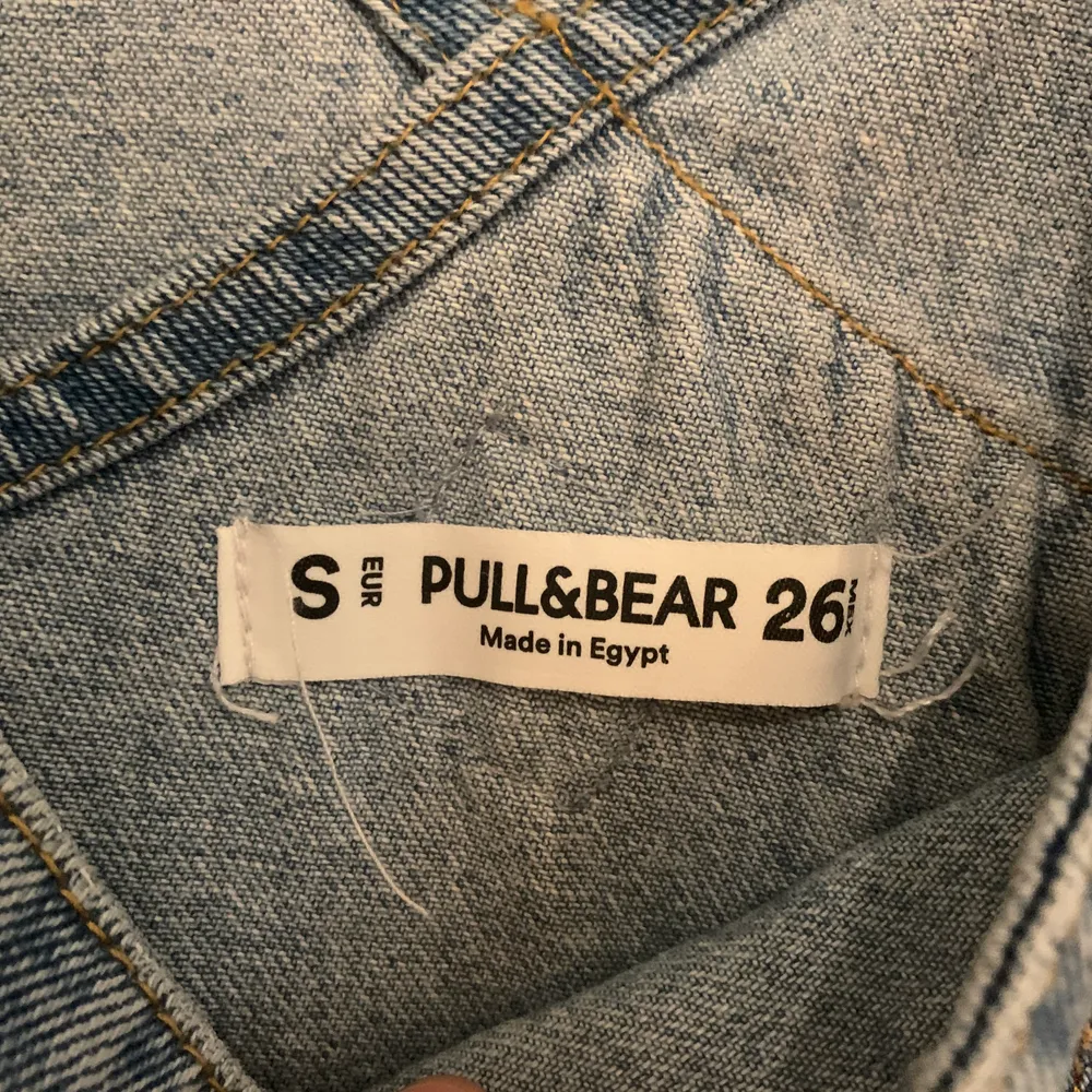 En jeansklänning från pull & bear, säljes pga för liten, endast använd 1 gång. Köpt för 250, köparen betalar frakt.. Klänningar.
